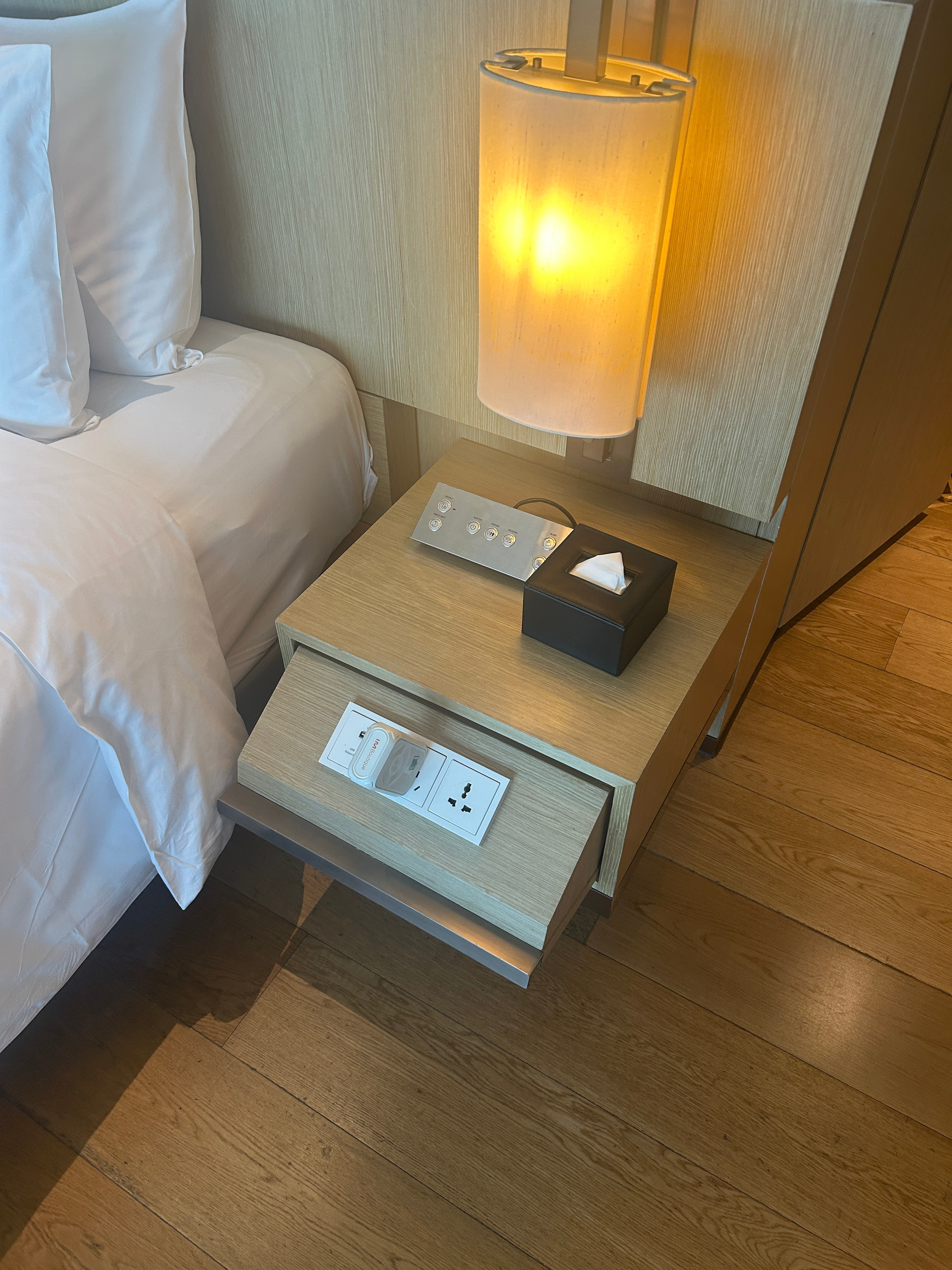 这酒店有意思，床头插座在翻出来的抽屉里也没个提示标语，不好发现呢！北京·北京东