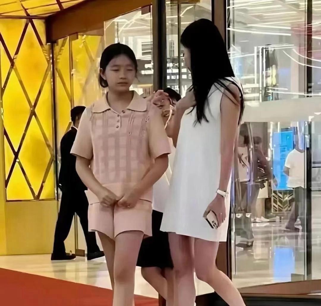 小玥儿眉眼间确实长得挺像亲妈大S的