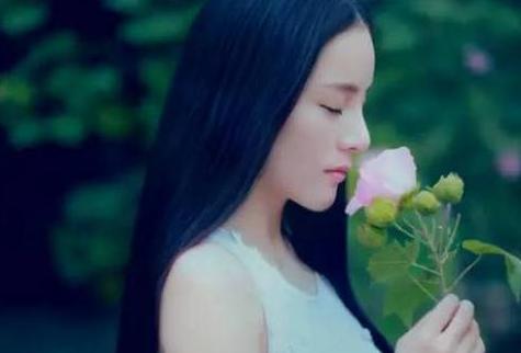 女人出轨三步曲：第一步：心门松动这一步通常在婚姻里已经积攒了太多失望。丈