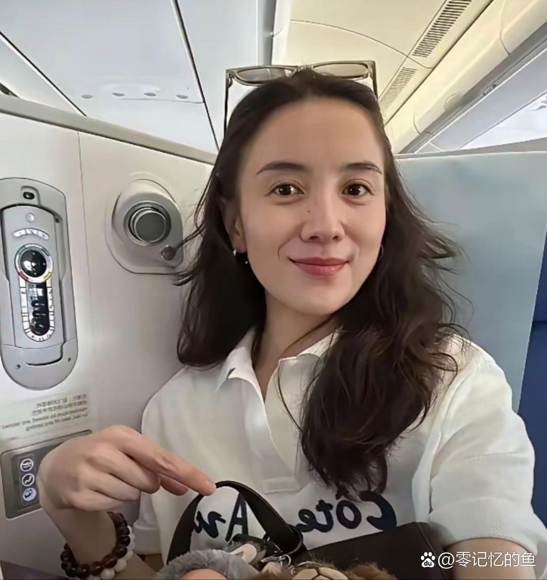 飞机上偶遇宋佳，素颜出镜依旧气质出众，拍照还不忘认真摆造型，超可爱～