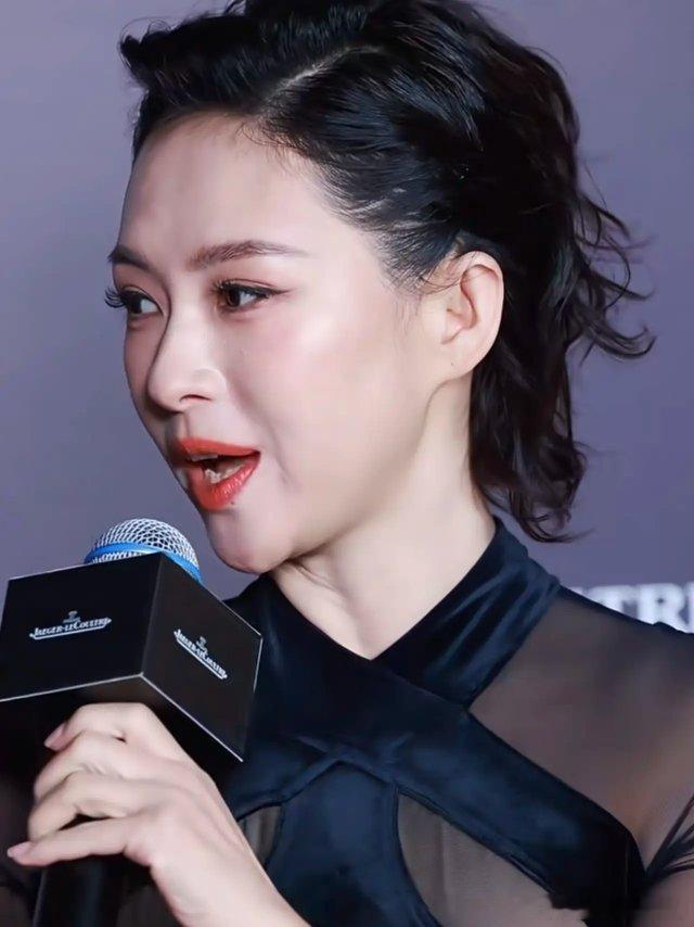 到底是谁给她找的医生！看耳朵拉皮严重，没以前那种气场了，因为动了脸一味追求幼态，