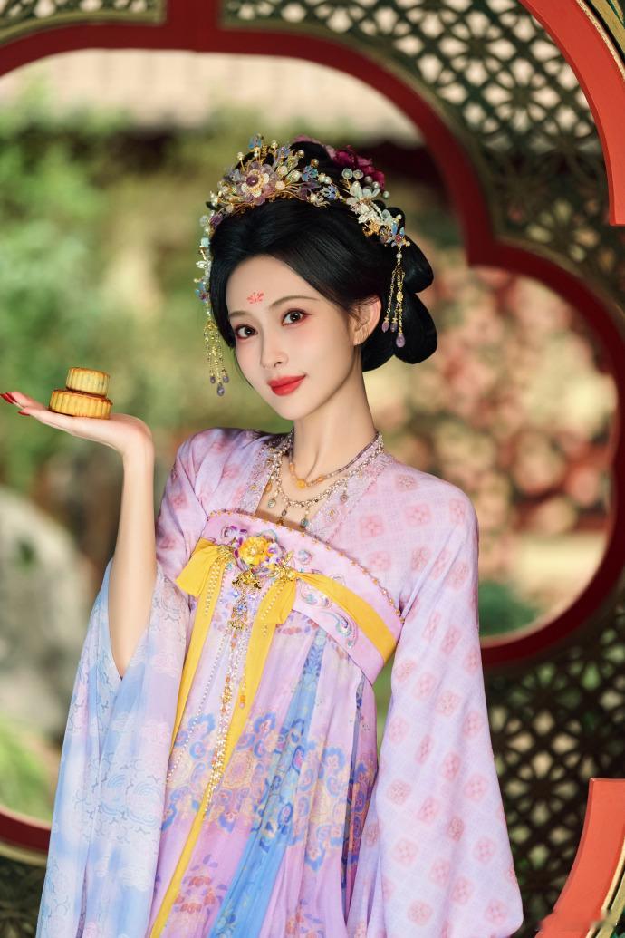 孟子义粉衣嫦娥塑孟子义粉衣嫦娥塑真的太美了吧，这才是真正的嫦娥！看起来真的是非