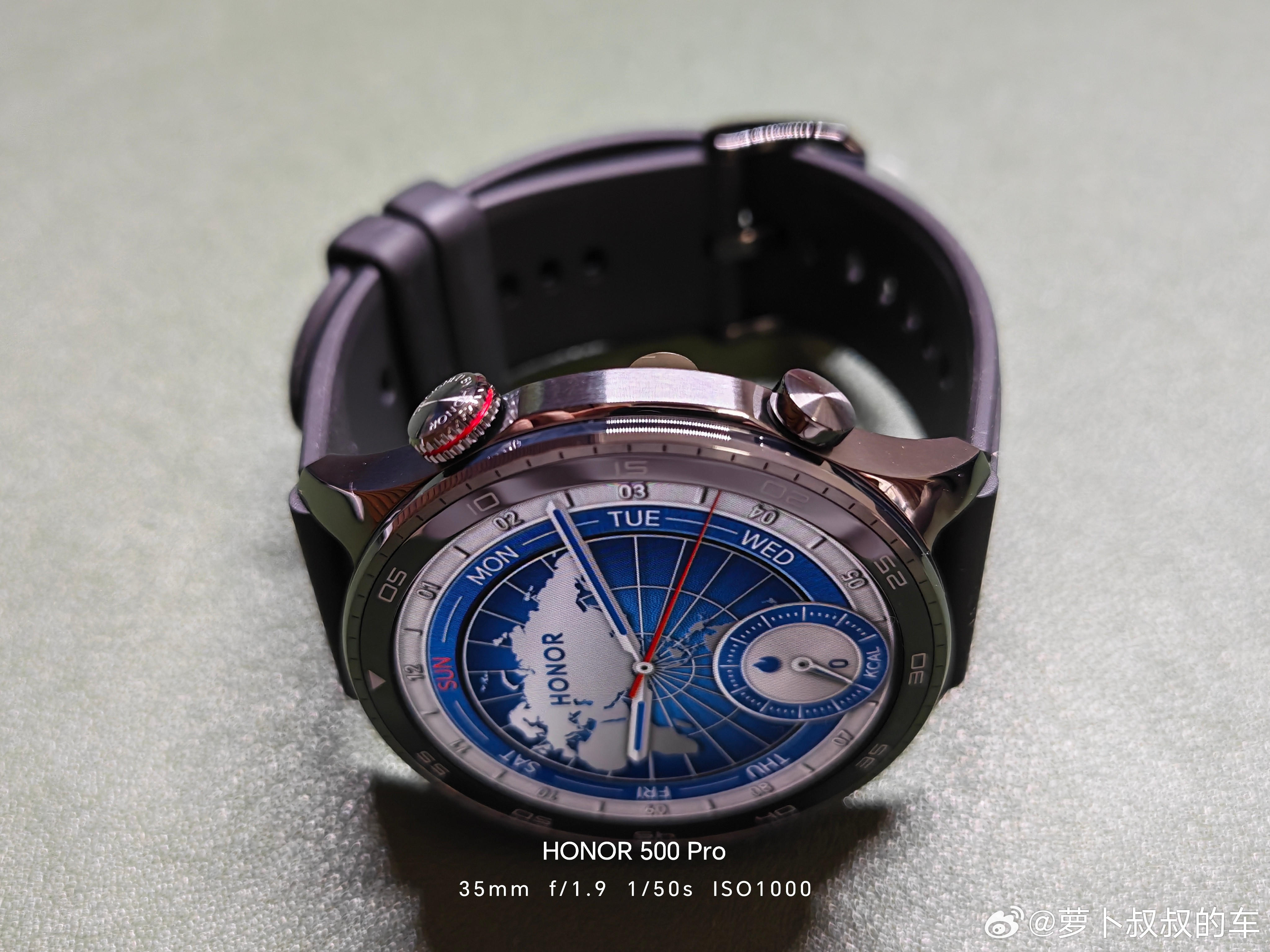 荣耀手表到手，eSIM网络开启，终于完成了荣耀5系Pro生态搭建。这尺寸和重量刚