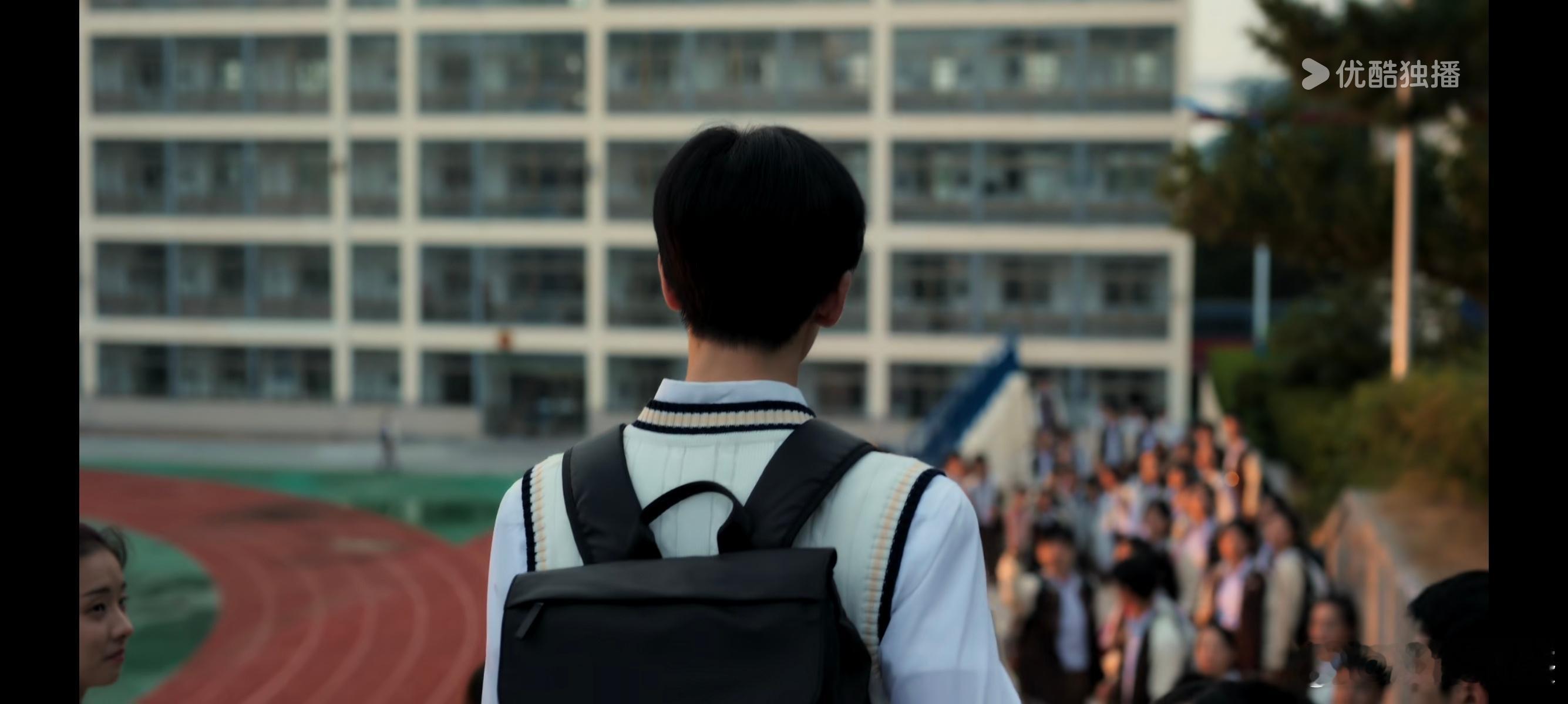 长大后的女主和男主一样，都emo了男主从小emo我很理解，他爹妈这种原生家庭不正