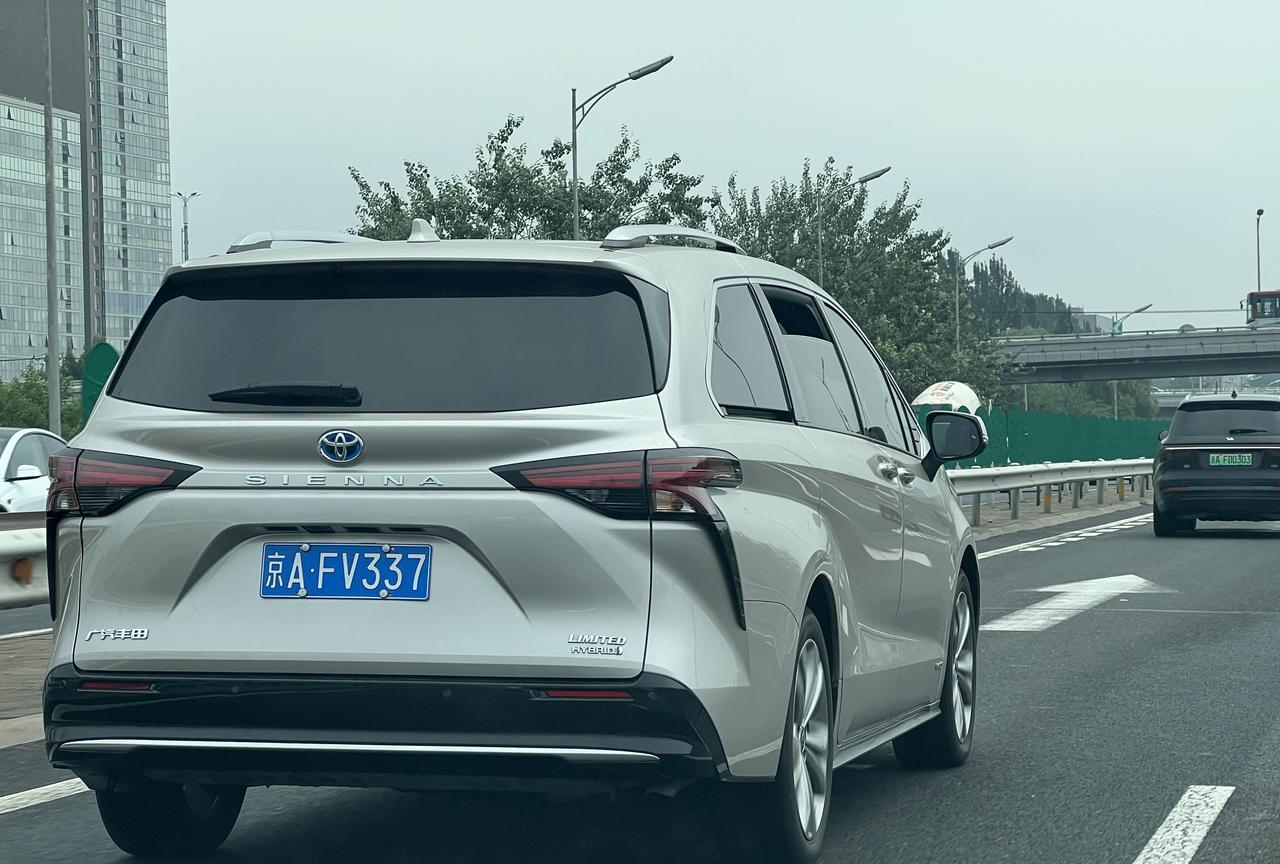 目前谁是真正的大型MPV王者。还是丰田。赛那和格瑞维亚其实就是一个车，南北丰田加