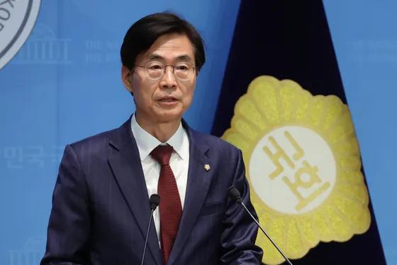 记者问：党首竞选人赵景泰议员既然计划对国民力量进行改革，拟“邀请”出局的人数