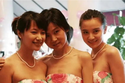 徐静蕾、宋佳早年当伴娘装花絮照，还有一个不认识，个个颜值出众，十分吸睛