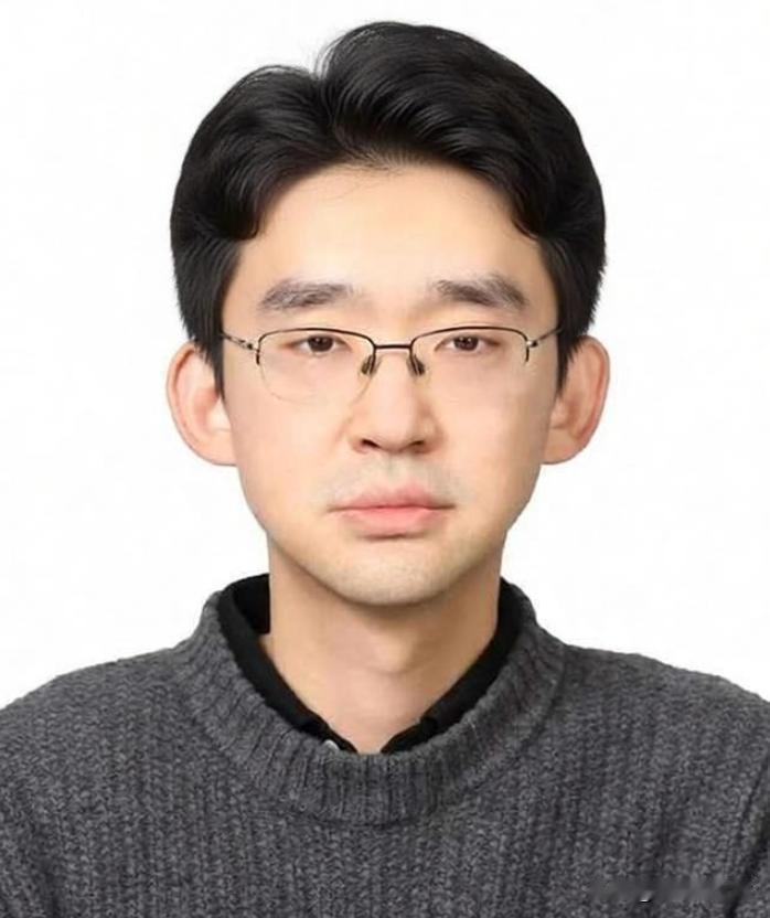 段然，清华大学顶尖学霸，美国密歇根大学计算机博士，德国博士后研究员，攻克困扰学术