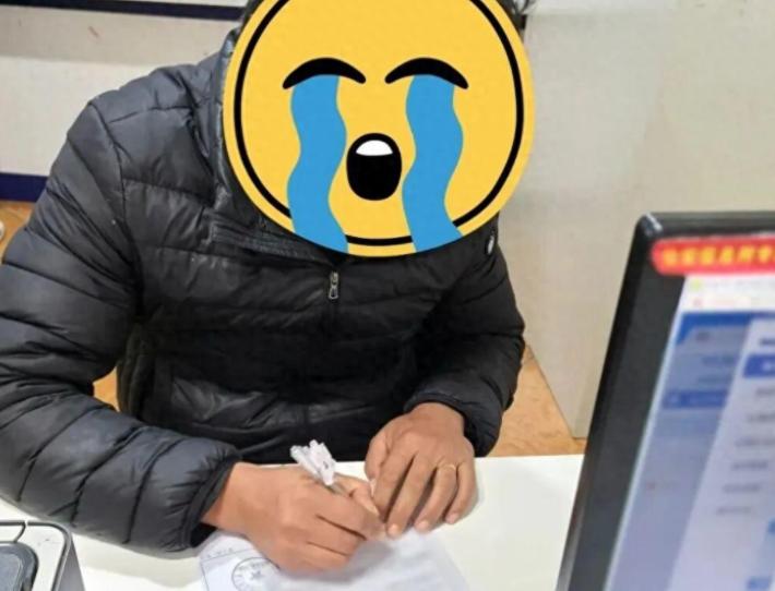 昆明一位餐馆老板为了吸引客流，动起了歪心思。这老板可真是想生意想疯了，竟然