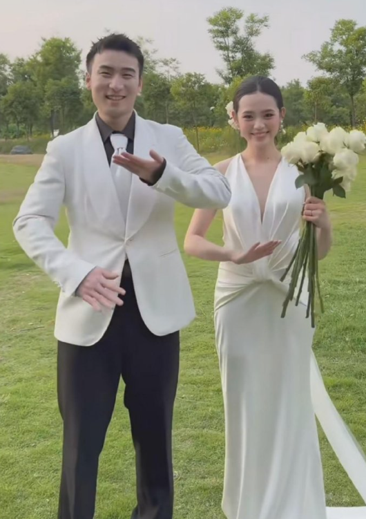 国乒队员牛冠凯世乒赛后办婚礼，好友闫安，王CC送上祝福。妻子段冬妍是前乒乓球运