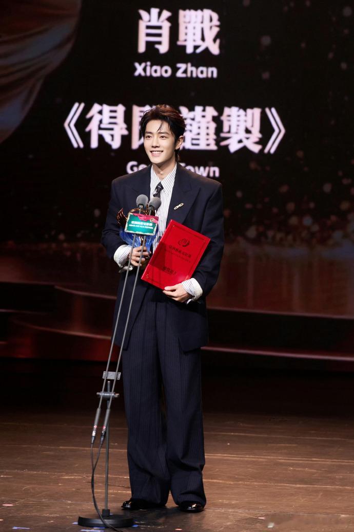 拿奖时的荣耀时刻，格外松弛的巨星～🏆肖战身穿SaintLaurent202