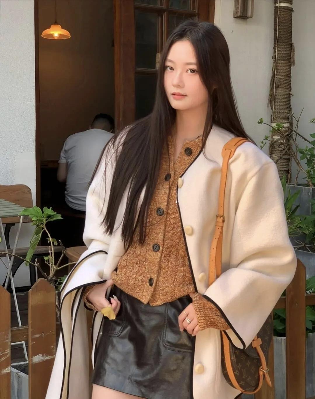 焦糖棕与奶白的温柔碰撞，在街角咖啡店的暖光里，揉碎了秋日的慵懒与浪漫，每一刻都是