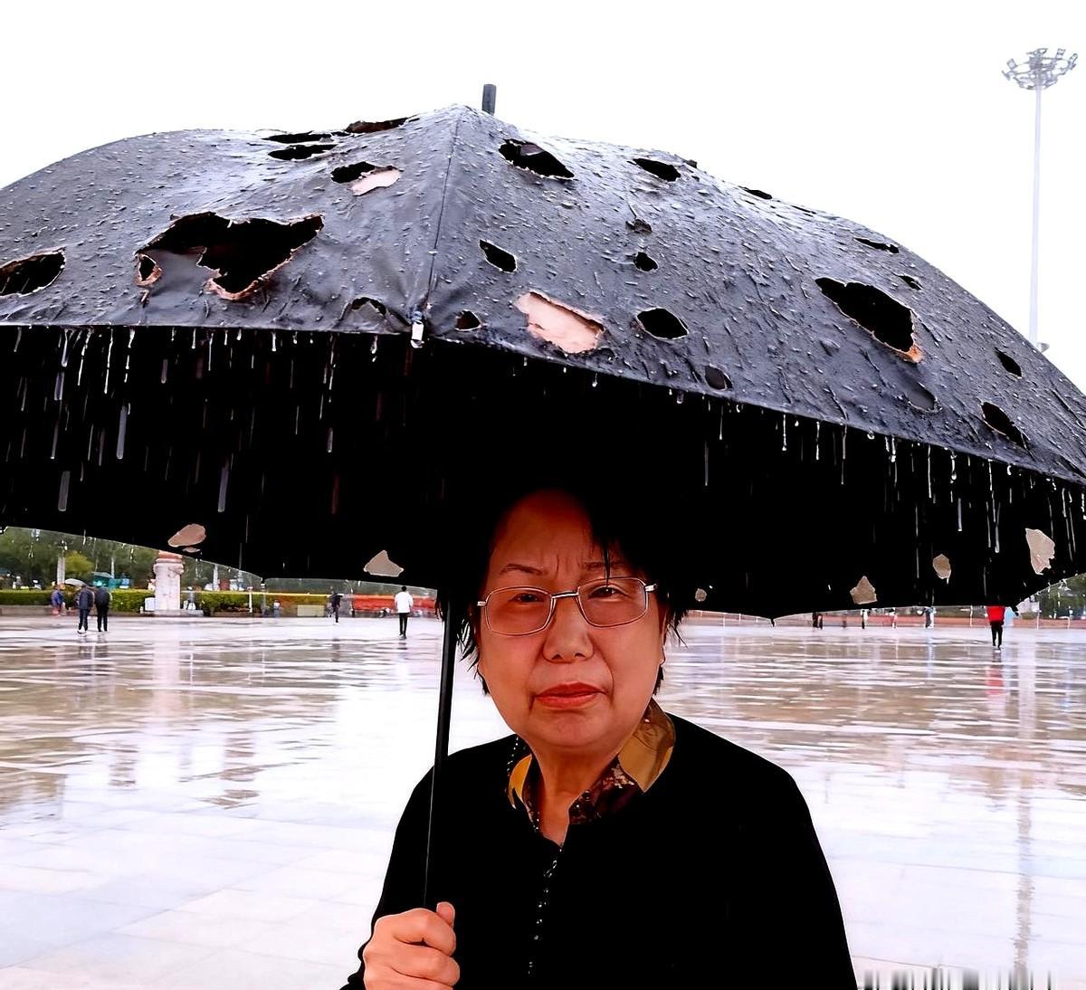 大娘撑着一把千疮百孔的破伞，面临四面楚歌。她在直播间向网友诉苦，九江妈妈的姐姐