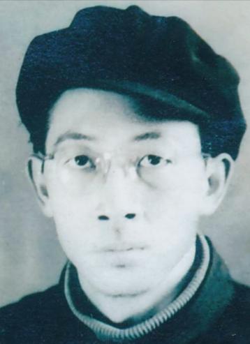 1956年，张绍纪去抚顺战犯管理所，与汉奸父亲见了一面。父亲看到他穿着一身解放军