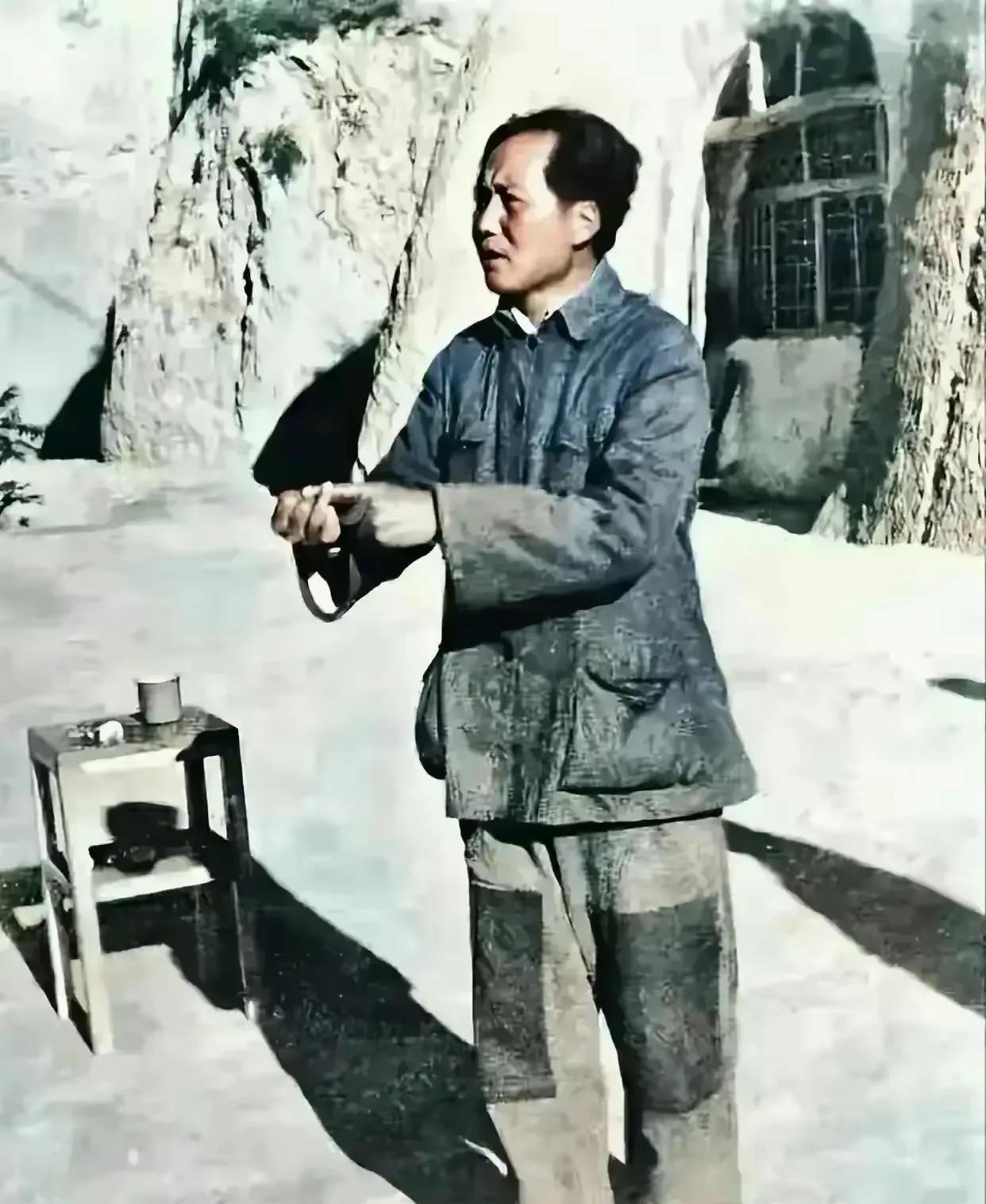 再看毛主席这身衣服，还是感动不已，他一样自信满满在演讲！这是毛主席在延安抗大演