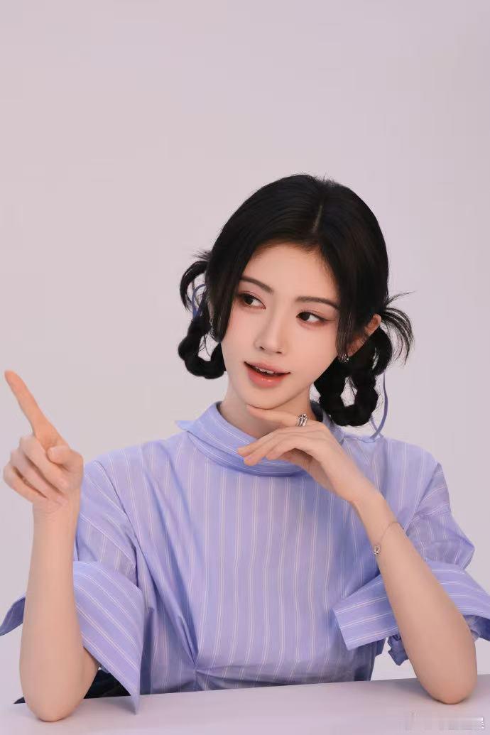 鞠婧祎花苞蓬蓬裙鞠婧祎元气双麻花元气双麻花，花苞蓬蓬裙！这个小鞠没有不可爱