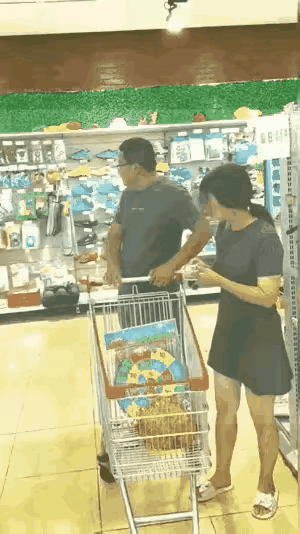 大哥陪夫人逛超市，虽然戴着近视眼镜，但镜片后那双眼睛对周围的女生洞若观火，即便是