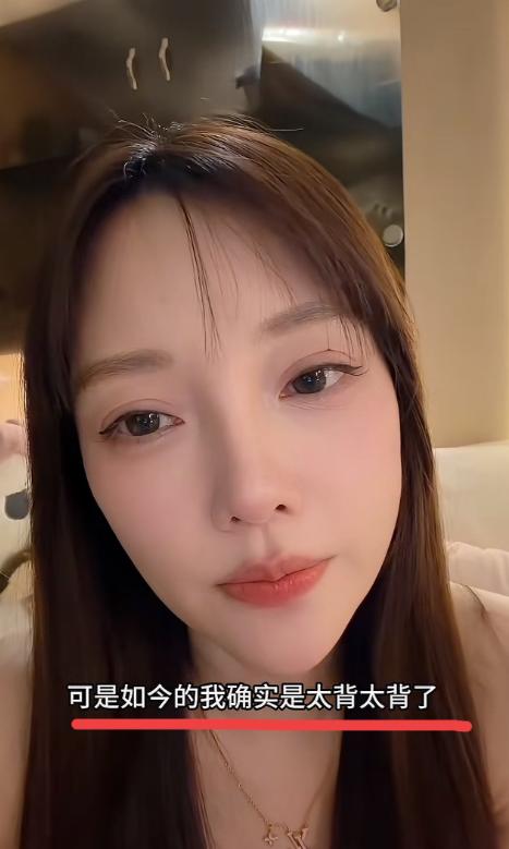 李小璐，又上热搜了。6月29日这天，45岁的她因为一段视频冲上了热搜。视频是