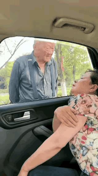 飞机上扔照片，丢人不知高低了！大爷隔着车窗对着在车里酣睡的大妈狂亲，真是丑态百出