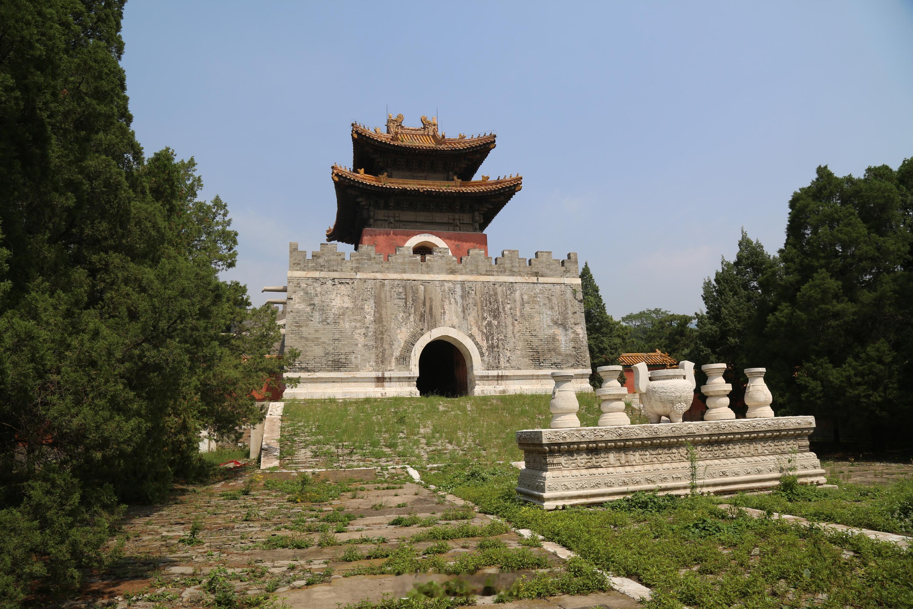 帝后入葬时，要在陵寝门至方城之间搭建平台戗桥，也就是说搭建一个斜坡，这样梓宫就可