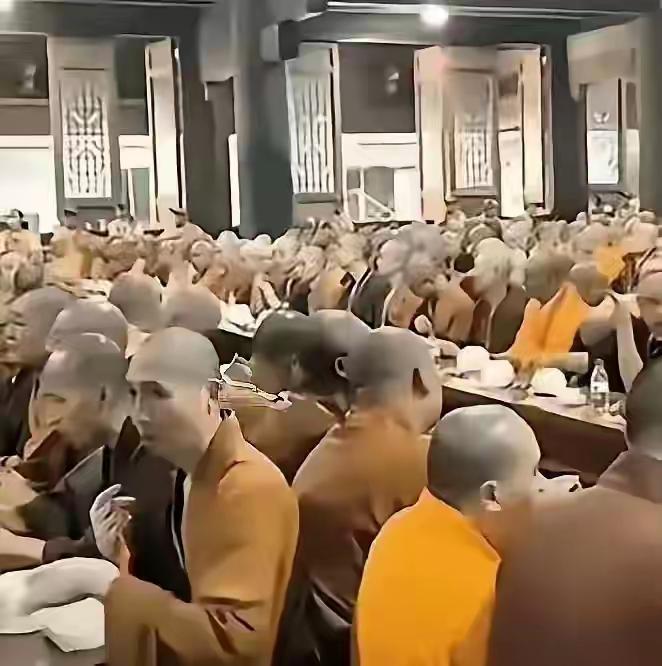 胆大包天！日本间谍伪装僧人藏普陀山，一句话当场露馅谁能想到，佛门清净地普陀