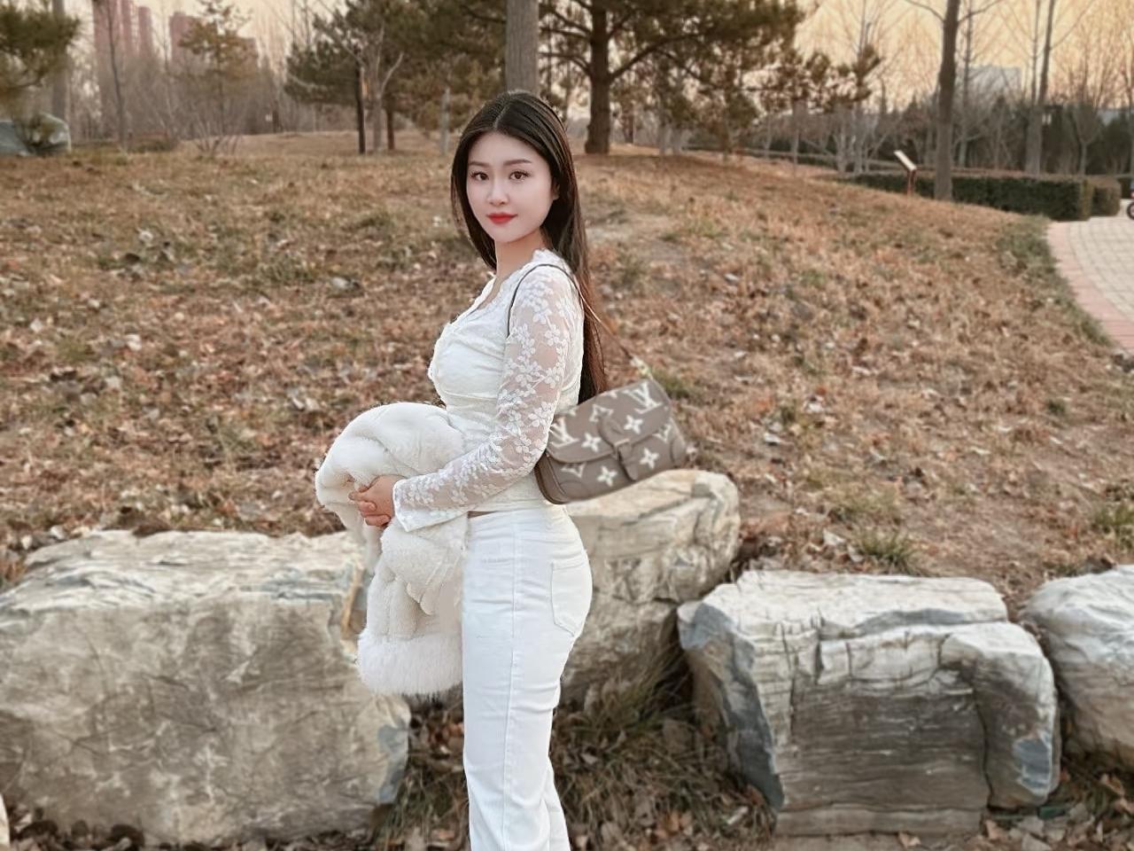 冬日光影里的步调作者/朱珠风掠过枯枝，把松针的冷意揉进午后的光她站在