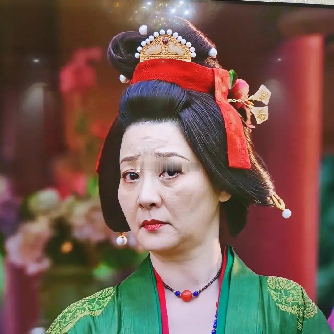徐帆演古装剧，看这个扮相，红绿搭配看着怎么怪怪的，看面相感觉徐帆有点凶，看着就不