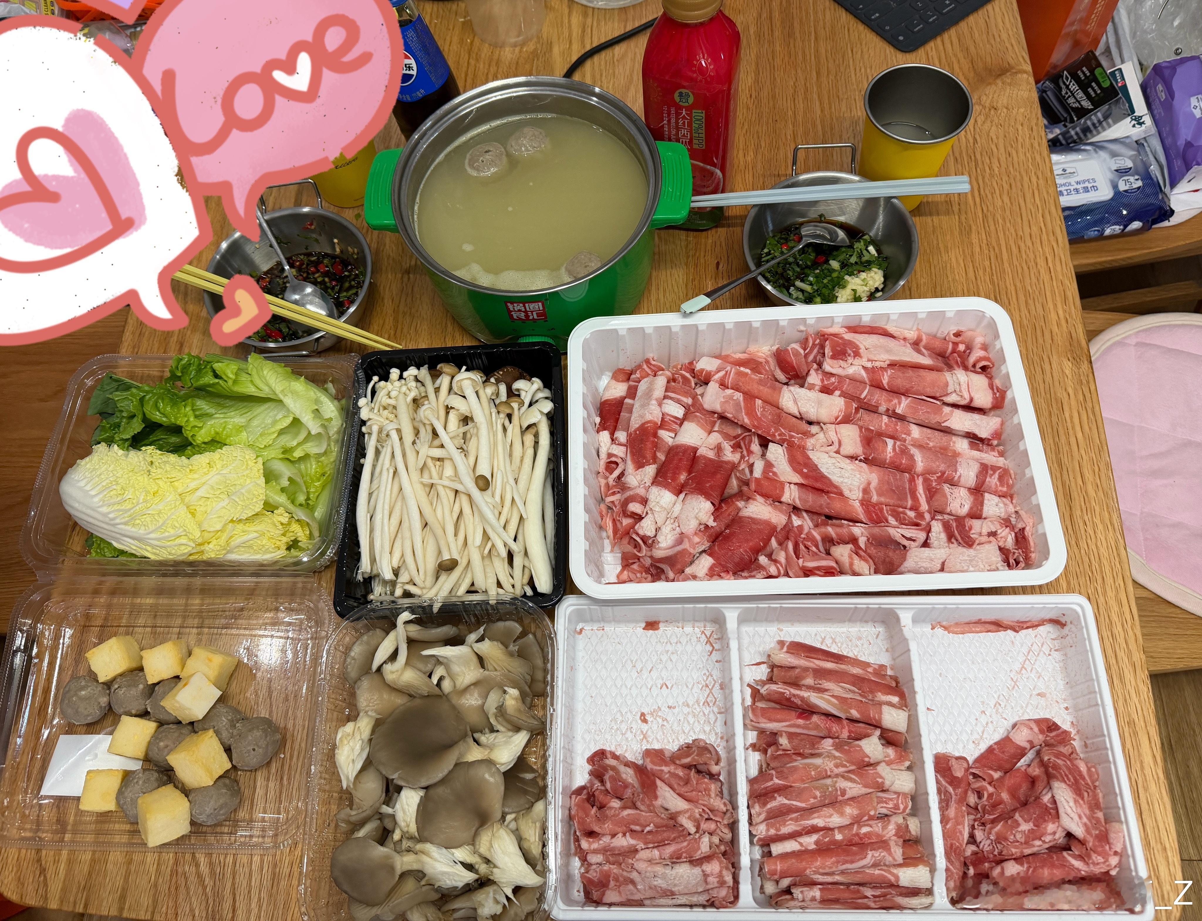 晚上吃撑了好多的肉肉一盘绿色菜，两盘菇，两大盘肉肉哈哈哈哈～这会只能瘫