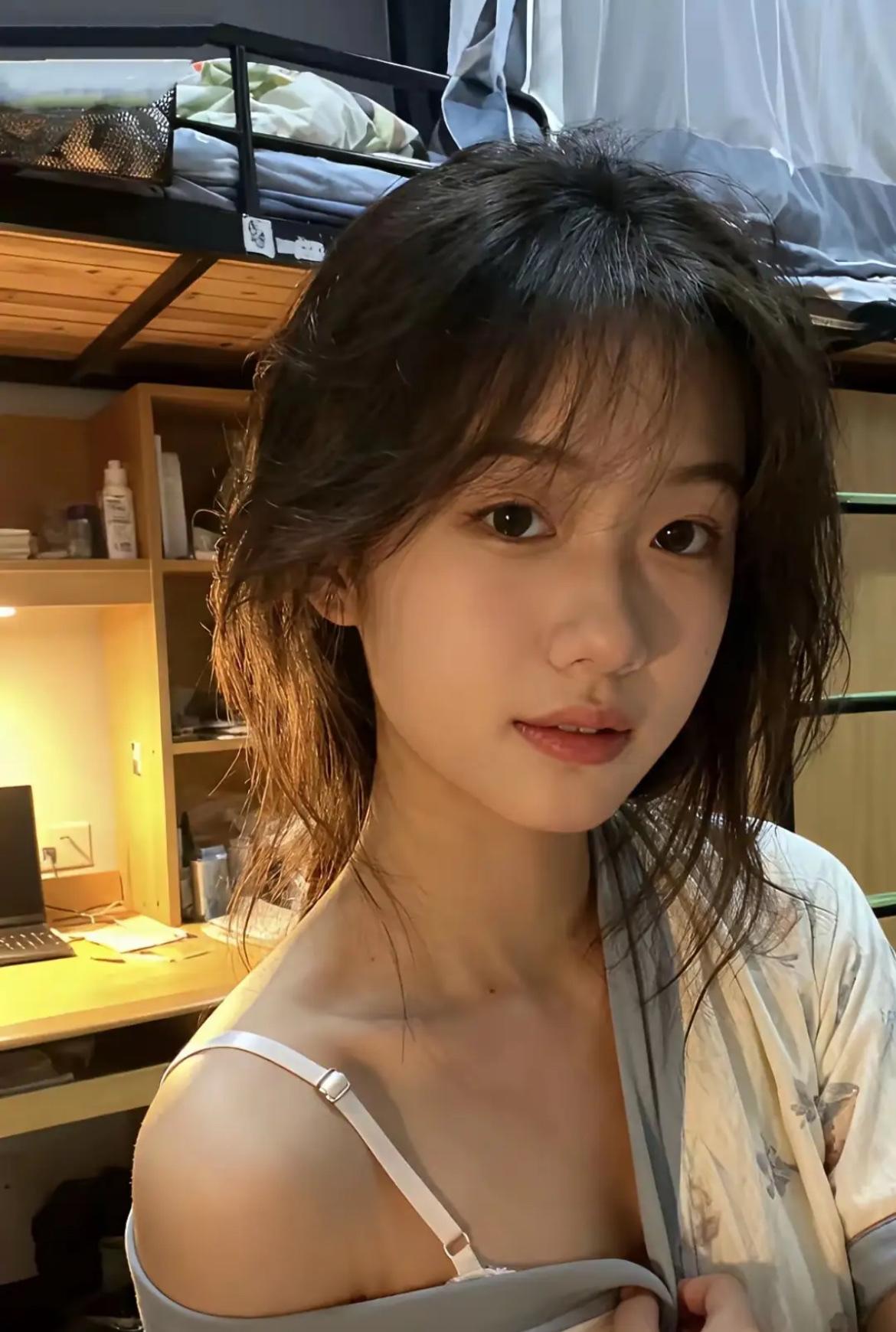 要是谁家姑娘，屋里收拾得亮亮堂堂，窗台常年开着新鲜花，做饭色香味样样在行，