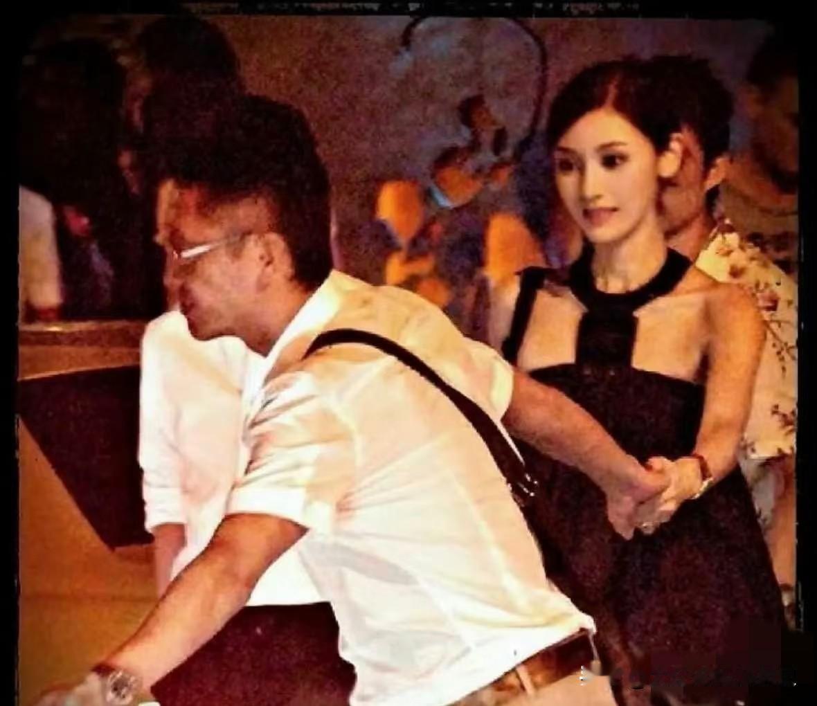 看到这张照片，终于相信当年HK的豪门太太们，对李嘉欣🈶多提防了！年轻时候的