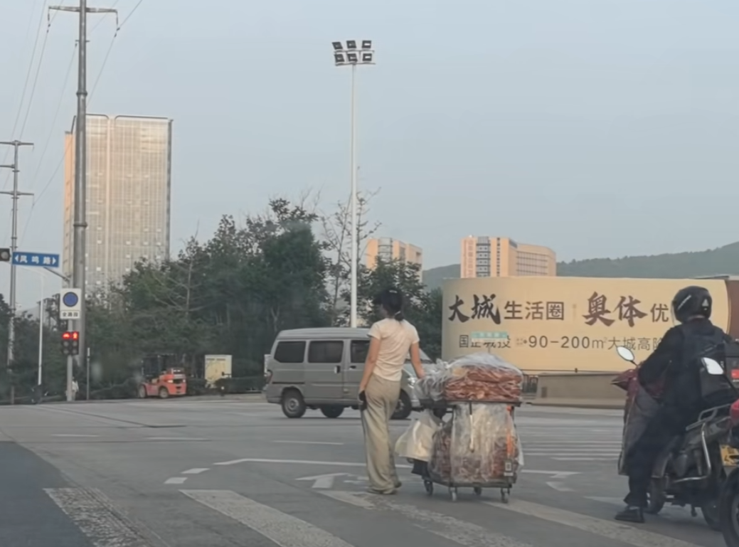 她为什么在机动车道等红绿灯，出了事算谁的？