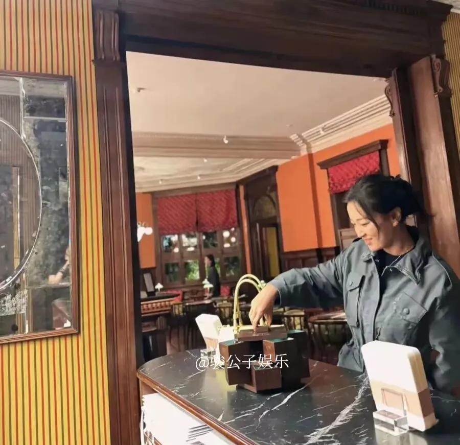 四月末，演员贾玲在上海庆祝了自己的43岁生日。根据多个媒体报道，她在上海某高级餐