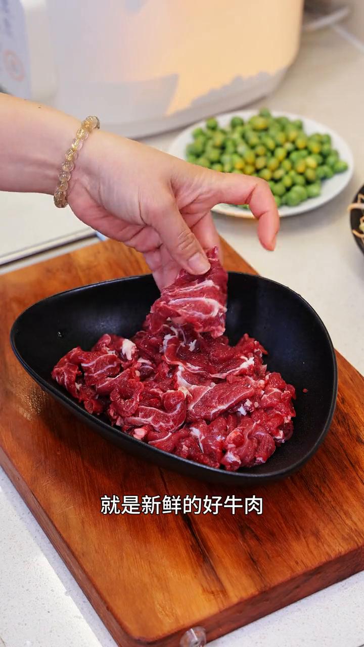 如果你觉得牛肉怎么做都不够嫩滑，那建议您试试今天的这个做法，简单的焯一下水就很嫩