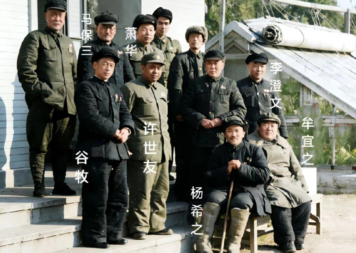 当年，南京军区司令员许世友与萧华将军以及众人的一张留影。京西宾馆那一回，许