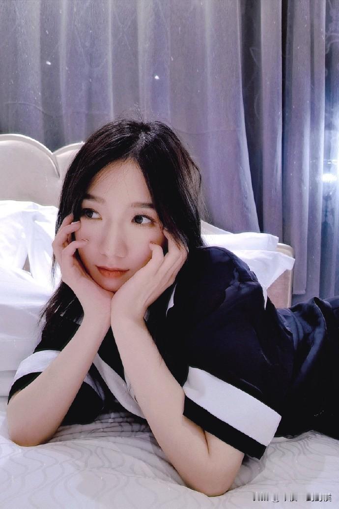 我带女朋友回县城，住在老家附近的酒店里。我回家陪父母吃了晚饭，告诉老妈晚上不在