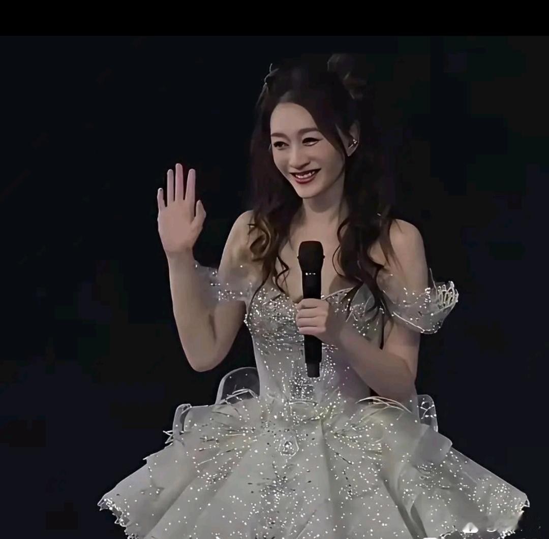 李小冉真没骗人以前她就说过自己最讨厌运动，人为什么要运动，躺着多舒服呀。浪姐路透