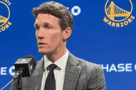 勇士总经理邓利维接受了记者采访。邓利维表示，尽管吉米-巴特勒前交叉韧带撕裂，球