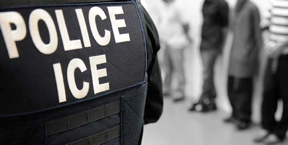 ICE特工又被证明说谎，在明尼苏达州枪击移民事件中宣誓证词和证据不符，两人被停职