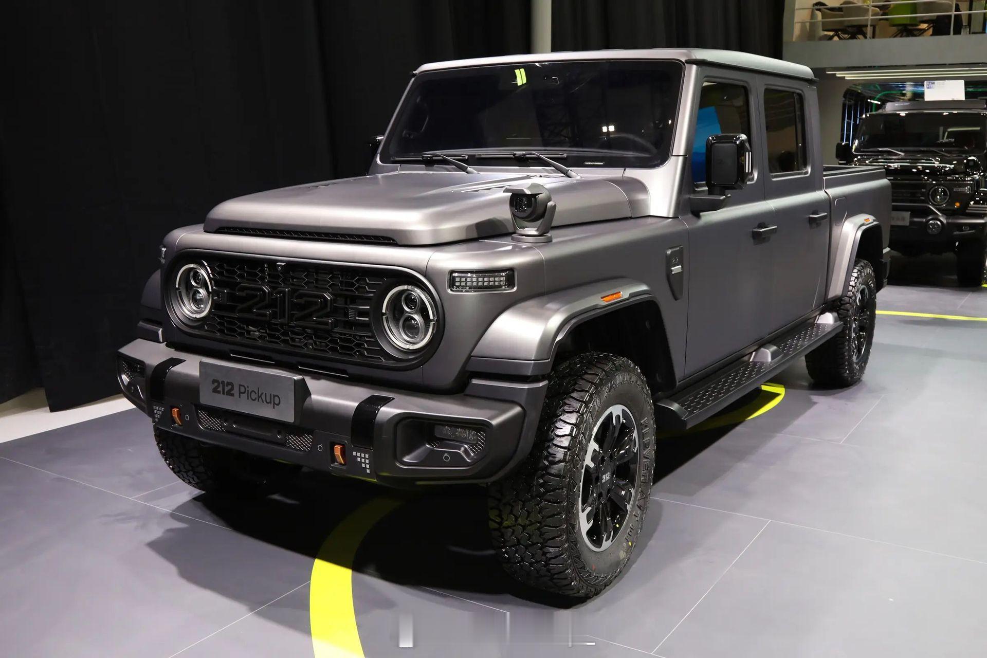 延续T01检阅官的方盒子复古造型，复古圆灯、两横幅中网与防空灯一应俱全，加长