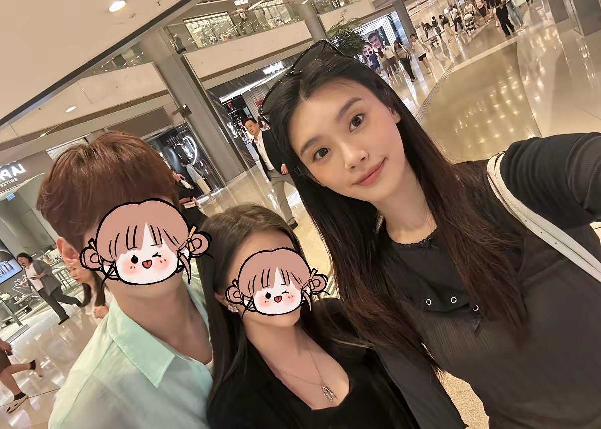 奚梦瑶和路人合影了，她穿着一件4400元的上衣，留着中分的披肩发，笑容温婉很亲切