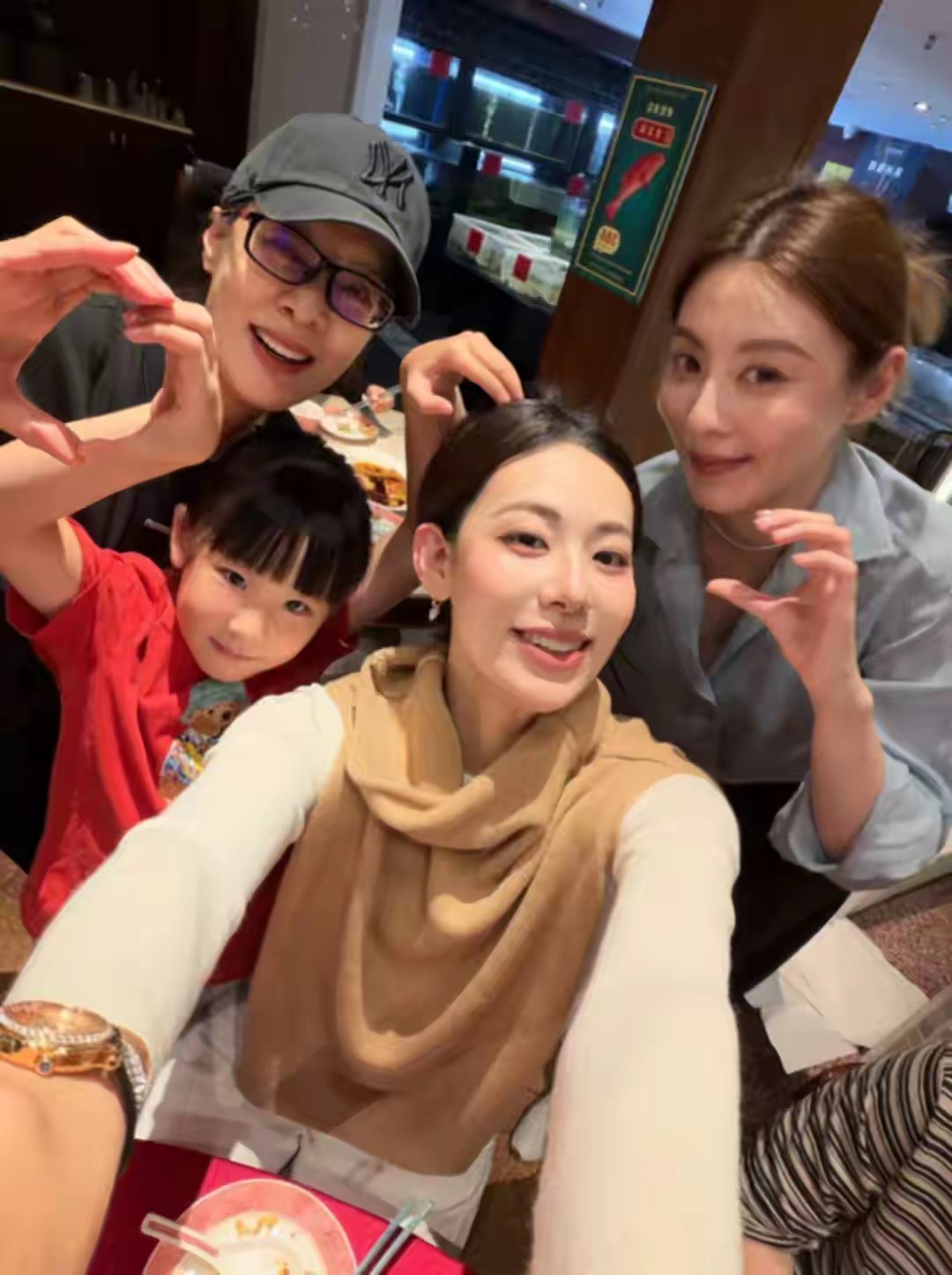 李萍与俩女儿过中秋节，61岁保养的真好，祖孙三代同框颜值都很高​​​