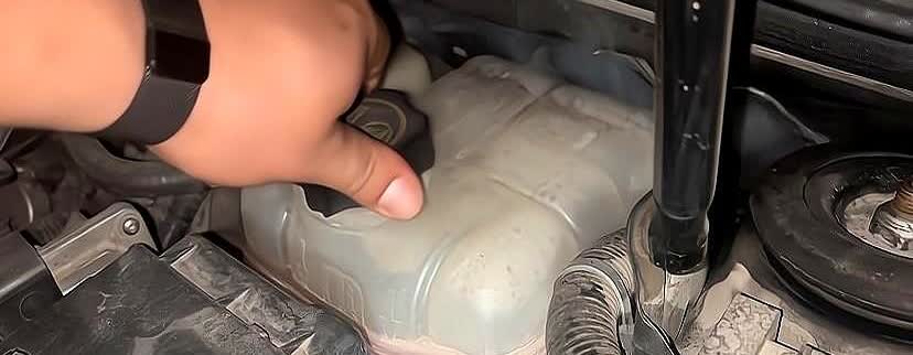 夏天千万不要“手贱”，检查车上的防冻液。前几天有个小伙儿手痒非要立刻开盖