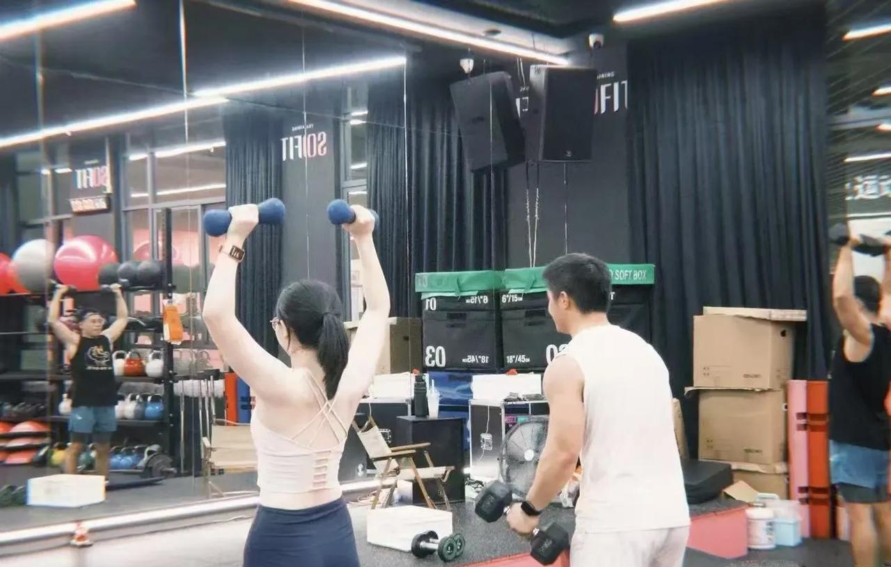 黄某某现在可能心都凉透了。他怎么也没想到，相守十年、结婚六年的妻子，