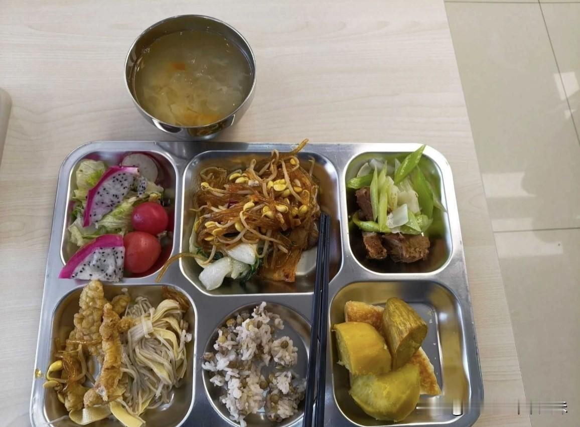 实拍体制内食堂的工作餐，都是内部工作人员随手拍的！第一张是西部某省政府食堂