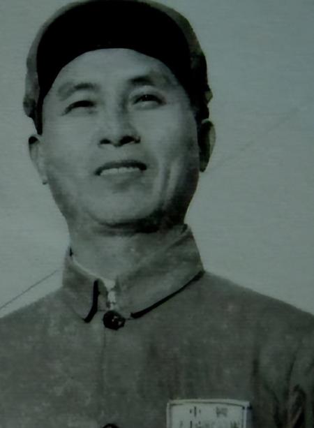 1941年，革命夫妻谢育才夫妇狱中生子，为了越狱成功，他们被迫将儿子遗弃，然而，