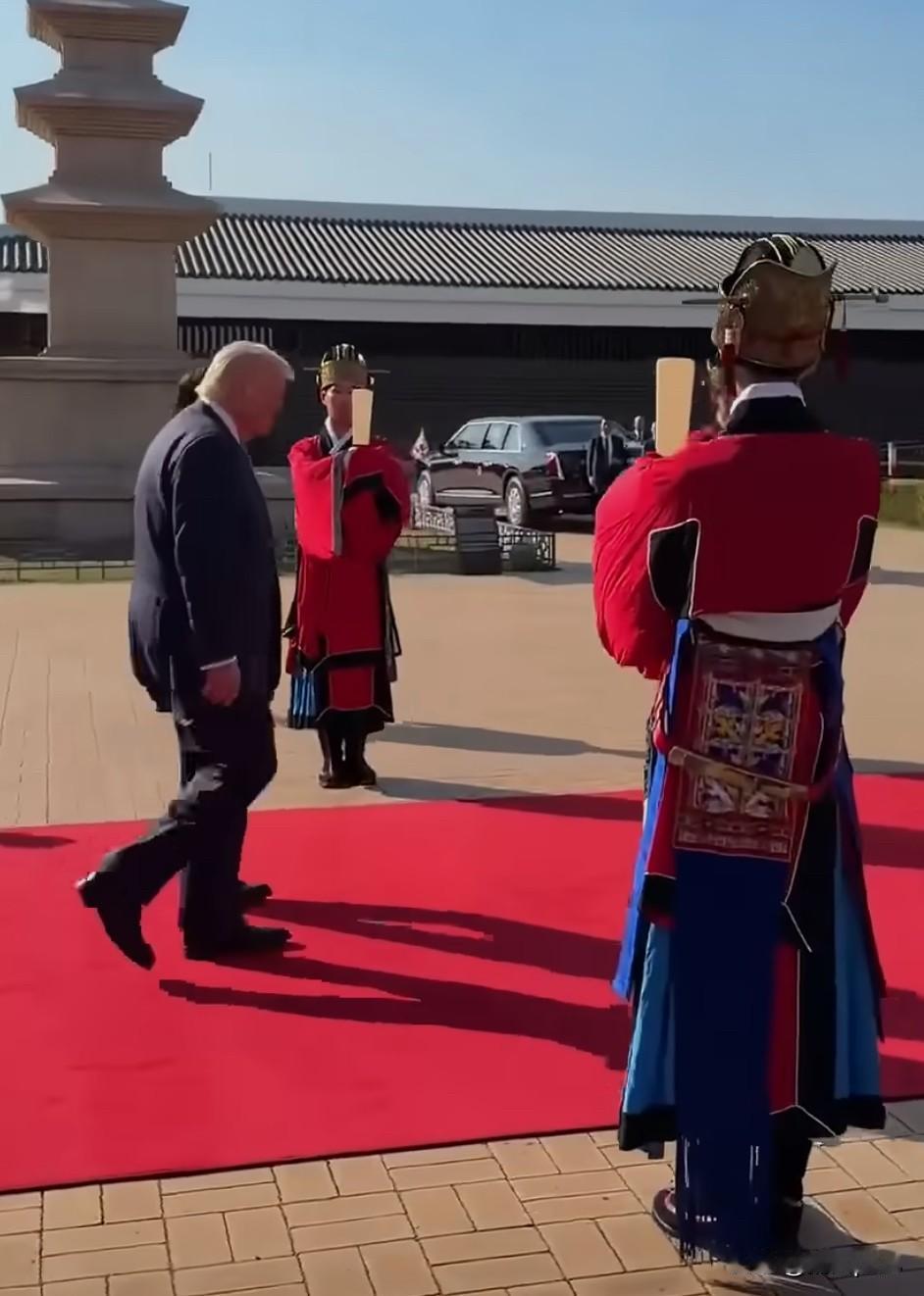 饮水思源，韩国人对特朗普进行了隆重欢迎，身穿汉服的韩国人举行汉式仪式恭迎“宗主国