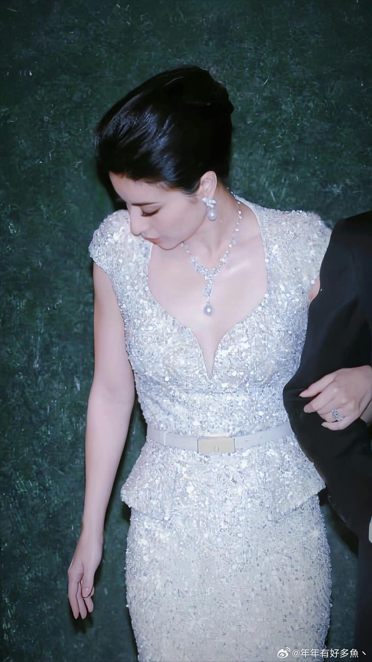 郭晶晶婚礼细节，真的好心疼，手上皮肤都是衫的