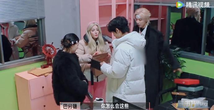 标题：张凌赫给迪丽热巴“把脉”引全网尖叫！古装CP变“中医诊室”，网友：这脉象是