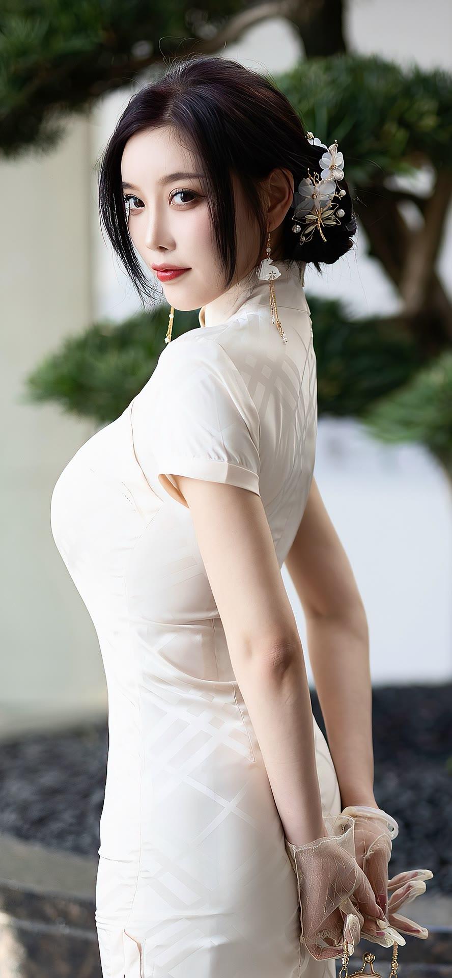 旗袍给予什么样女性美?旗袍通过上紧下松的剪裁，突显女性胸腰曲线，修饰臀腿线条，展