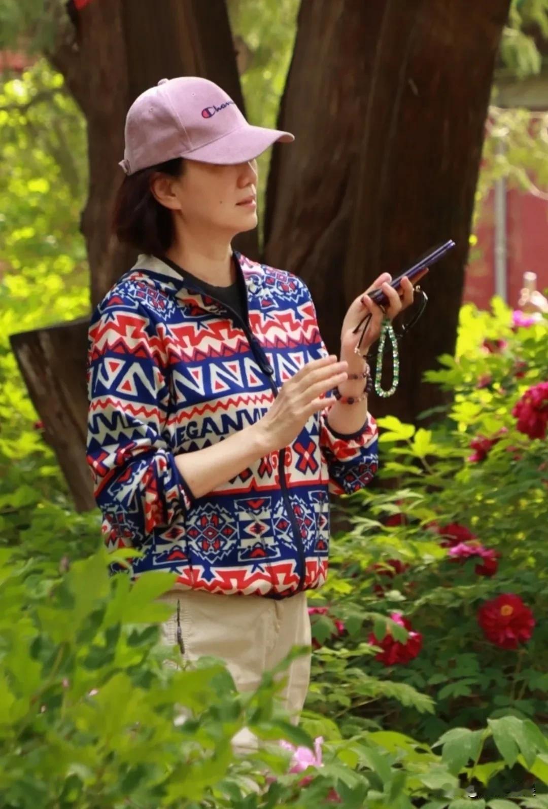 网友在北京太庙，偶遇曾经的“央视国脸”李修平老师，六十出头的她，看起来依旧端庄温